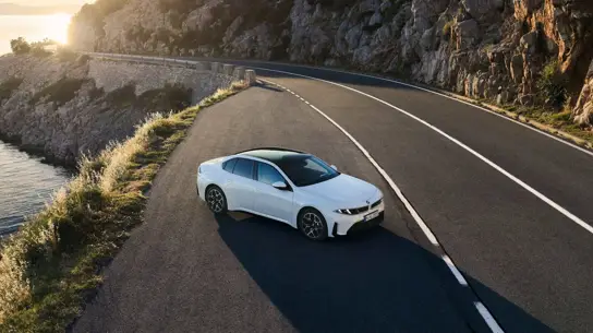 BMW i3 уже назвали автомобилем года: 469 л.с., до 912 км и зарядка 400 кВт