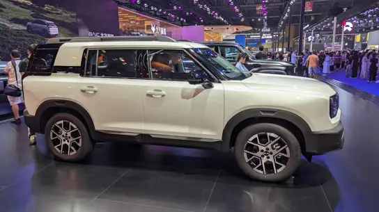 В Китае он стоит вдвое дешевле: знакомимся с 409-сильным Beijing BJ30 Traveler
