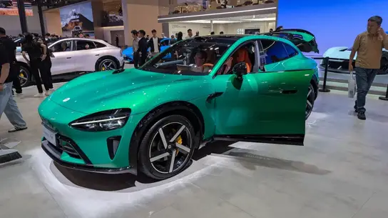 Xiaomi YU7 ударил по Tesla Model Y: дешевле, крупнее и до 835 км хода