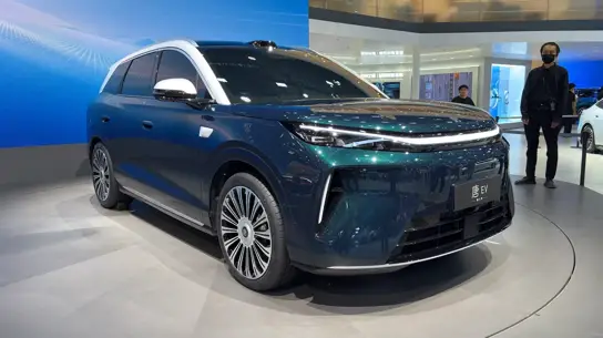 BYD поставила в Tang пневмоподвеску и быструю зарядку: премьера состоялась в Чэнду