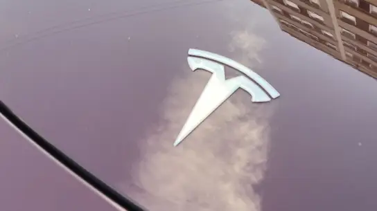 Запущен Tesla Assisted Driving: почему новое название дали старой функции