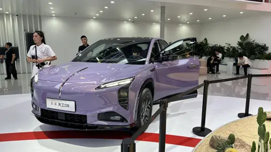 BYD впервые отдаст свою главную батарею конкуренту — первой стала Hongqi