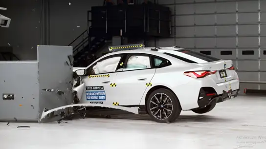 BMW i4 выдержал удар, но подвел электроникой: IIHS нашел бреш в безопасности электрокара