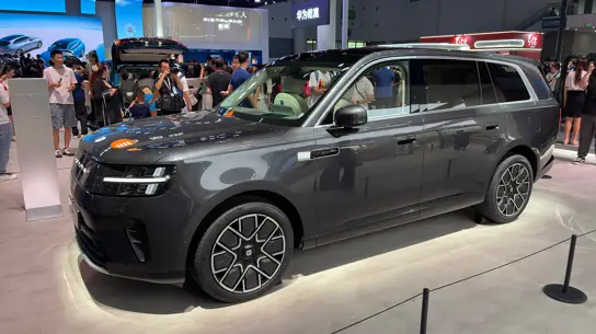 Xiaomi сделала семейный SUV на 1705 км: первые живые фото из Чэнду