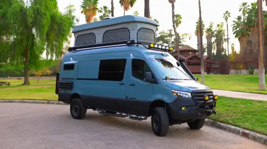 Mercedes Sprinter превратили в дом на колесах: кемпер Goliath получил палатку на крыше и душ