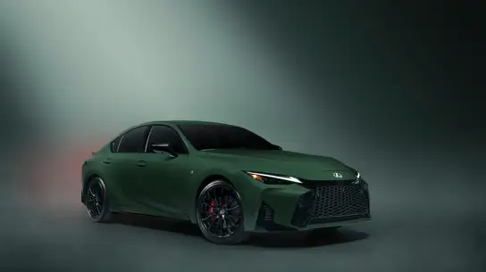 Только 350 штук: Lexus покрасил старый IS в новый зелёный цвет