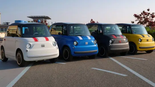 Fiat Topolino Sport показали в Риме: 6 кВт, 45 км/ч и дизайн в стиле Nuova 500 Sport