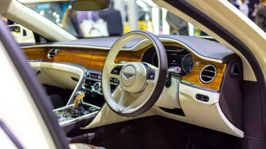 Bentley за 50 млн рублей оказался в истории с долгами: что известно о штрафах театра Кадышевой