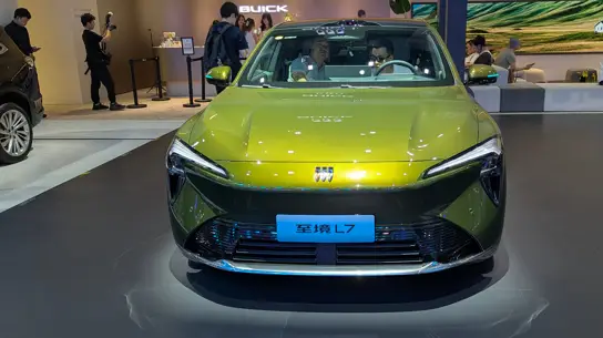 Buick, каким мы его еще не видели: новый L7 показали в Чэнду рядом с премиальным вэном