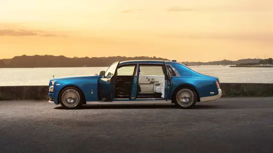 Rolls-Royce Phantom Extended получил версию Regatta: двухцветный кузов, 22-дюймовые диски и 1307 звезд в потолке