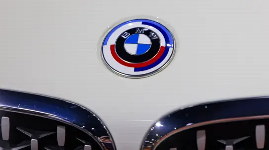 BMW сто лет обманывала всех нас своим логотипом: что он значит на самом деле
