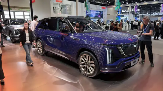 До 405 км и зарядка 132 кВт: Cadillac начала продажи Lyriq и Vistiq на новом рынке