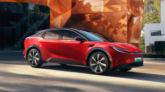 Японцы оставили батарею BYD, но полностью переделали «мозги» Toyota bZ5: цена теперь снижена