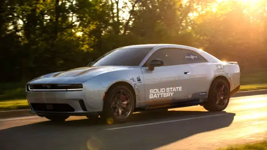Stellantis проверяет твердотельный аккумулятор на Dodge: зарядка 15–90% за 18 минут