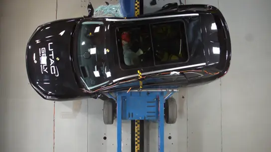 Geely EX5 EM-i зажали между столбом и барьером: гибрид выдержал необычный краш-тест