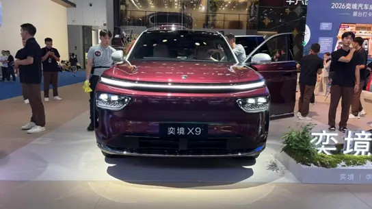 Dongfeng и Huawei запустили 5,3-метровый X9 от 3,5 млн рублей: робот-компаньон в комплекте
