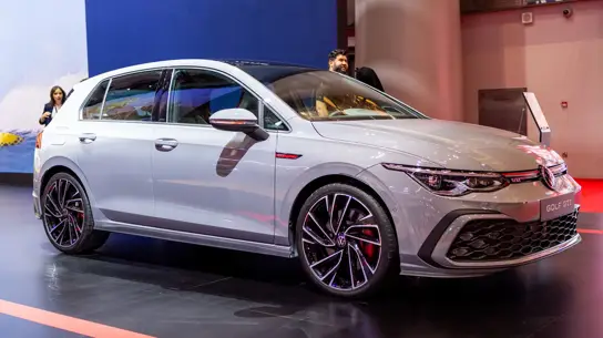Водители назвали 10 любимых машин с пробегом: SUV не смогли победить Golf
