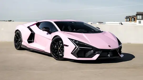 Розовый Lamborghini Revuelto трудно не заметить: суперкар превратили в рекламный магнит