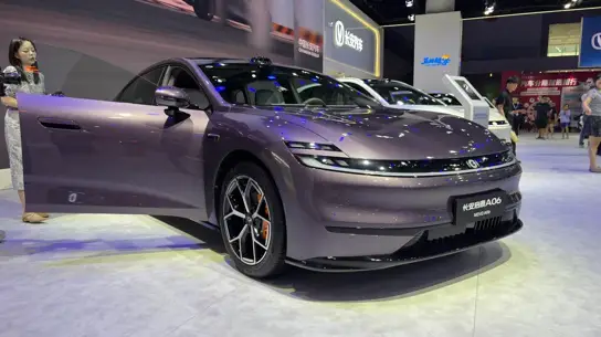 240 км без бензина: необычный Changan уже продают в России чуть дороже LADA