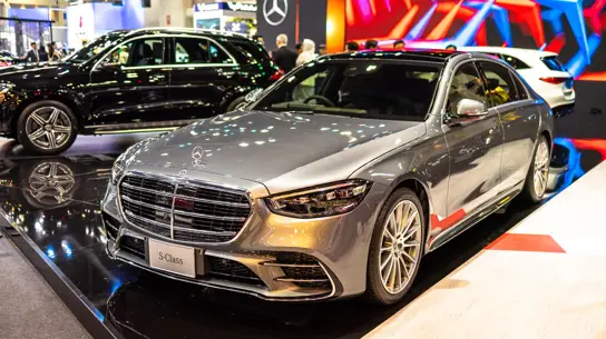 Новый S-Class против Aurus и BMW: стоит ли седан 33 млн рублей