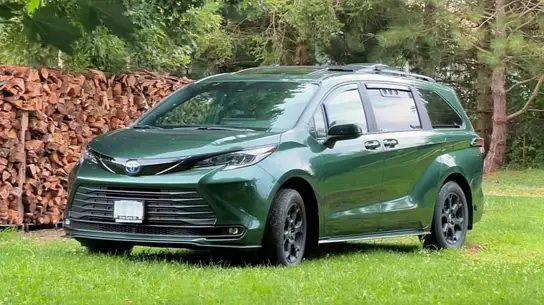 В обычной Toyota Sienna спрятали дом на колесах — кровать длиной 2,43 метра