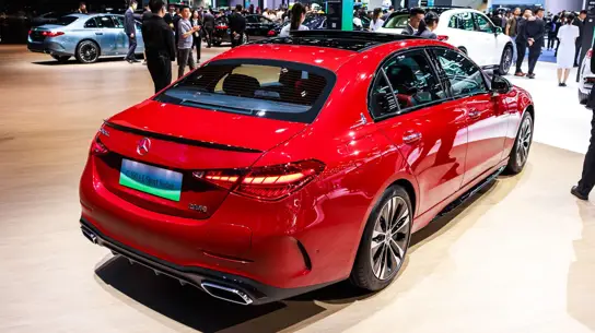 Mercedes-Benz отзывает 310 667 машин: замок двери может не включить ручник