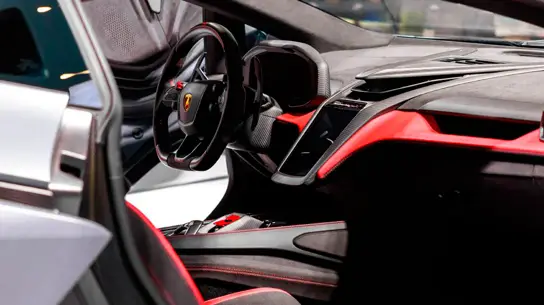Одна кнопка против трех экранов: Lamborghini выбрала компромисс