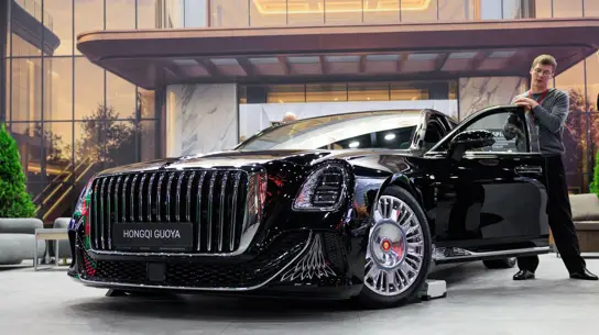 Китайский конкурент Aurus поселился в Музее ГОН: самый дорогой Hongqi встал рядом с российской моделью