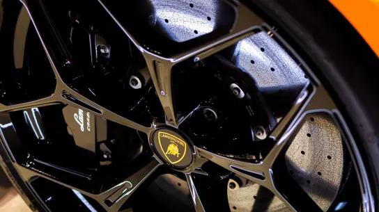 Brembo объяснила разницу между карбоновыми тормозами и карбон-керамикой