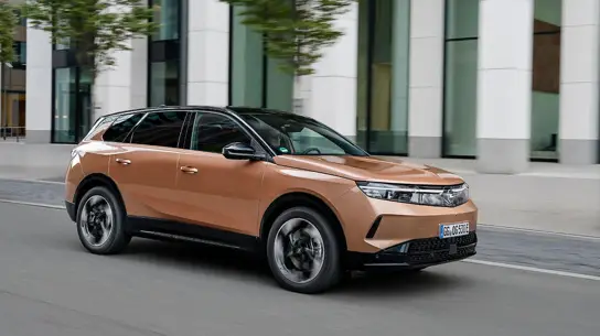 Opel научил электрокары охлаждать салон заранее: чем это полезно летом