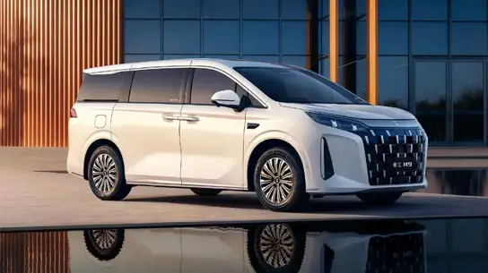 Китайский MPV по цене LADA Vesta: 1105 км хода и кресла как в бизнес-классе