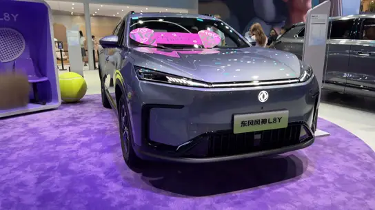 Dongfeng привез в Чэнду пять новинок: от SUV за 1,1 млн до 544-сильного лифтбека