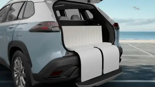 Corolla Cross превратили в машину для выходных у моря — и это не просто декор