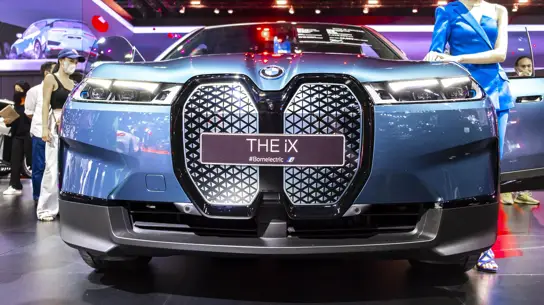 BMW снимет iX с продаж в США после 2026 года: кроссовер уступит место iX5