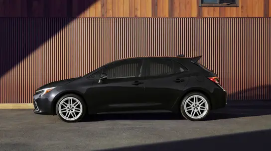 Toyota обновила Corolla Hatchback 2027: больше экранов, прежний мотор и цена от $24 780