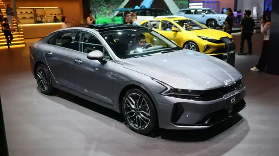 Kia снова переделала K5: новые фонари заметили случайно