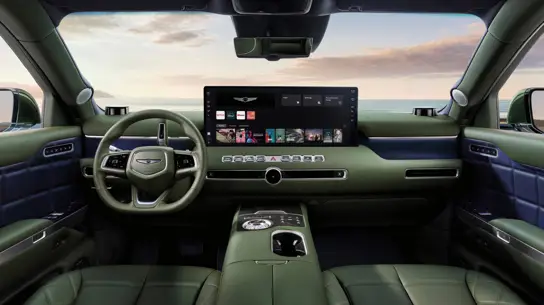Genesis GV90 получил экран 3840x1440, который сам прячется при старте