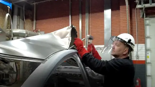 Кузов LADA специально разрывают: зачем АВТОВАЗ ломает новые машины