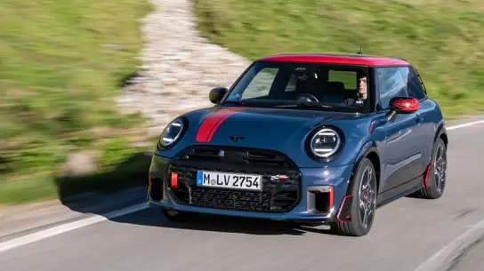 Карбон, спойлер и 231 сила: MINI по-новому оформила горячий JCW
