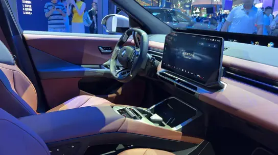 В BMW объяснили, почему климат-контроль переезжает на экран: голос и экран становятся важнее