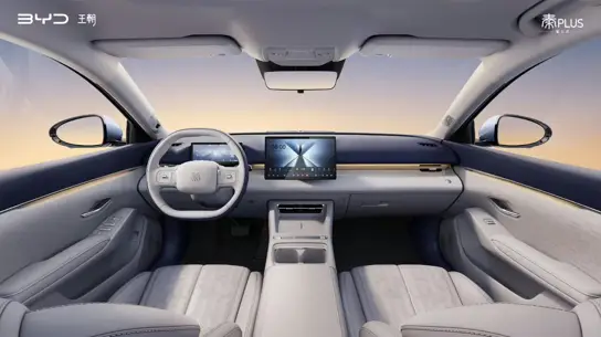 BYD Qin Plus получил цифровую приборку, большой экран и новый двухспицевый руль: авто может добраться до РФ