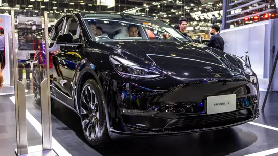Илон Маск два года спорил из-за слишком ярких фар — теперь Tesla проведет ремонт