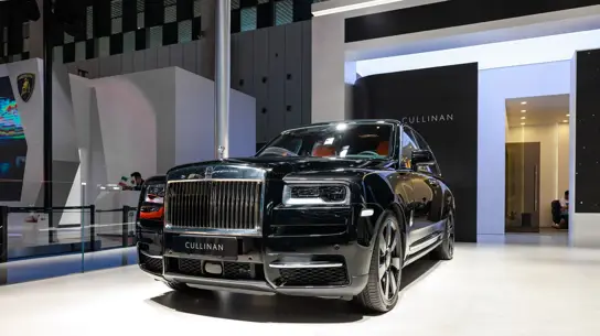 Rolls-Royce по 50 млн рублей продолжают покупать в России — спрос почти не просел