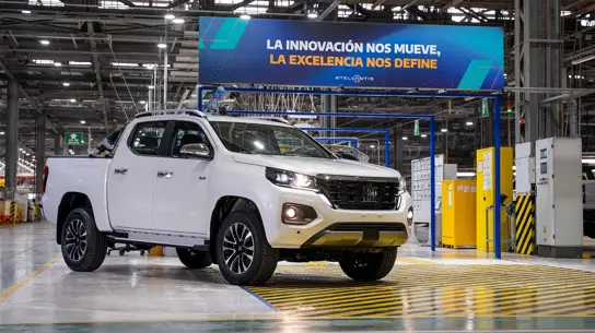 Вместо привычного Mercedes — рабочий пикап: новый папамобиль удивил конструкцией