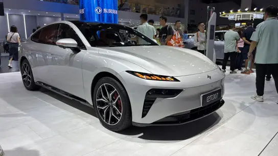 Dongfeng бросает вызов Tesla: седан получил 544 л.с., но не появится в России
