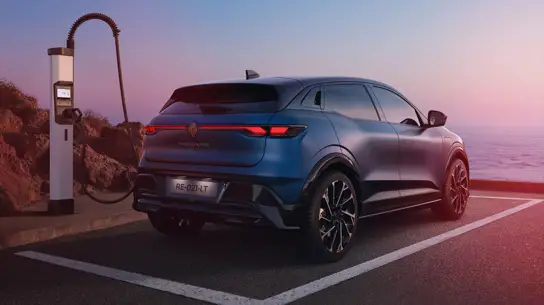 Megane E-Tech стал практичнее: Renault добавила запас хода и быструю зарядку