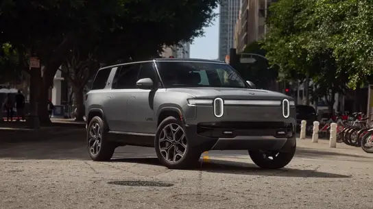 Rivian переименовала R1T и R1S, добавив самую ожидаемую опцию за 374 тыс. рублей