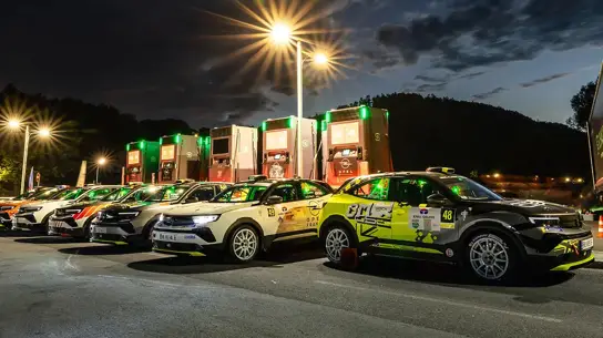 Переднеприводный электрокар вмешался в борьбу раллийных машин: Opel Mokka GSE Rally прошёл 140 км