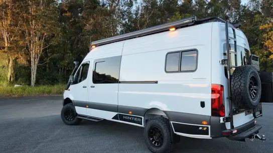 Специалисты построили автодом на базе Sprinter с душем, кухней и гаражом
