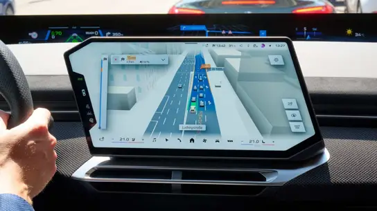 BMW объединяет Maps и ADAS: iDrive X визуализирует работу датчиков в реальном времени